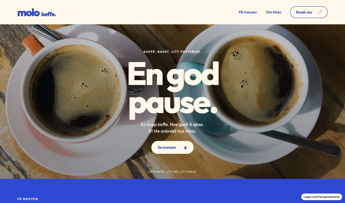 Kafédemo med overskriften En god pause over et stort kaffefoto og koboltblå detaljer.
