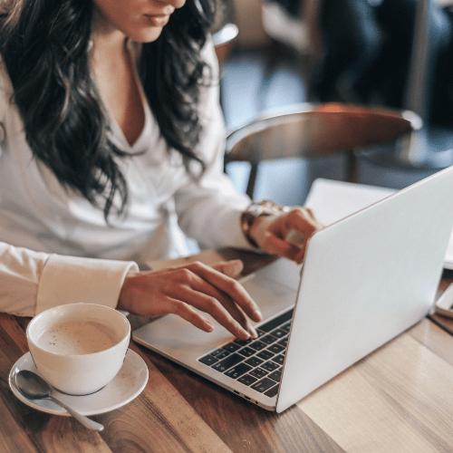 Kvinne jobber med laptop og kaffe